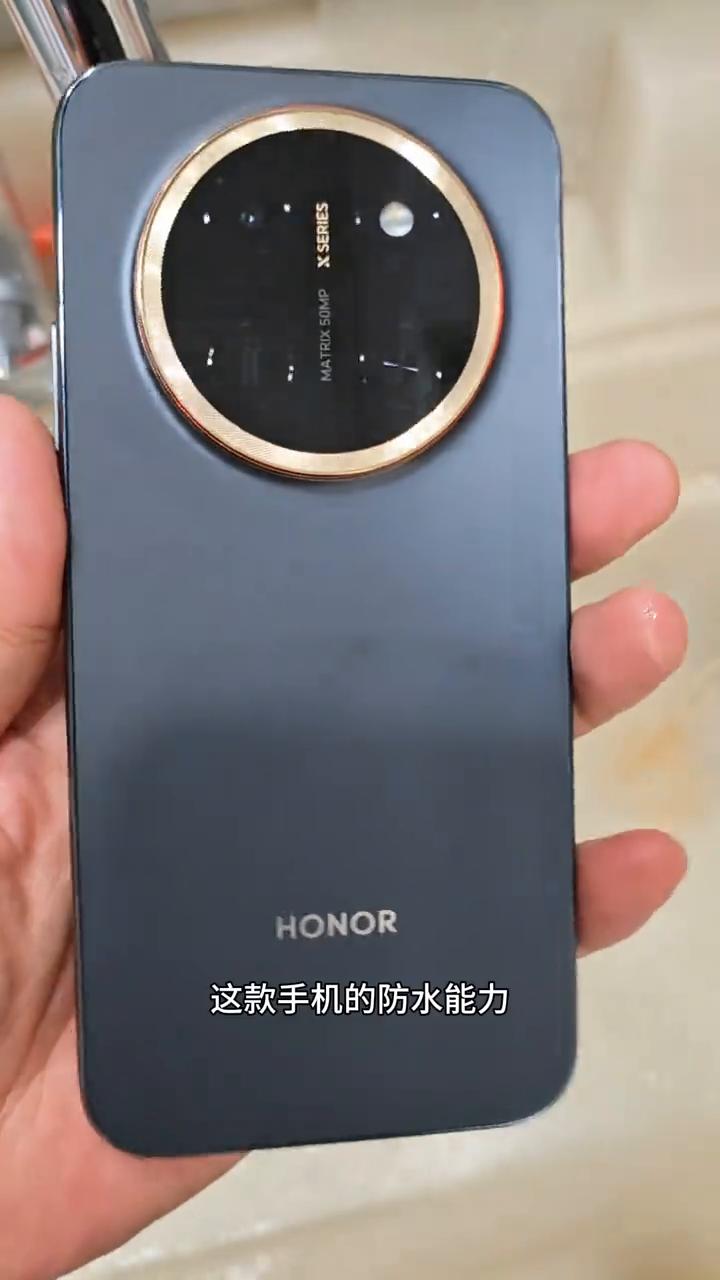 荣耀X80 Pro Max防水能力测试。
给大家展示一下，这就是最新发布的荣耀X