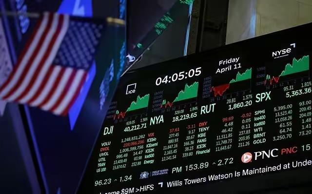 特朗普精明的很的，他可能在颠三倒四，反复无常，朝令夕改的装疯卖傻中，完成了利益的