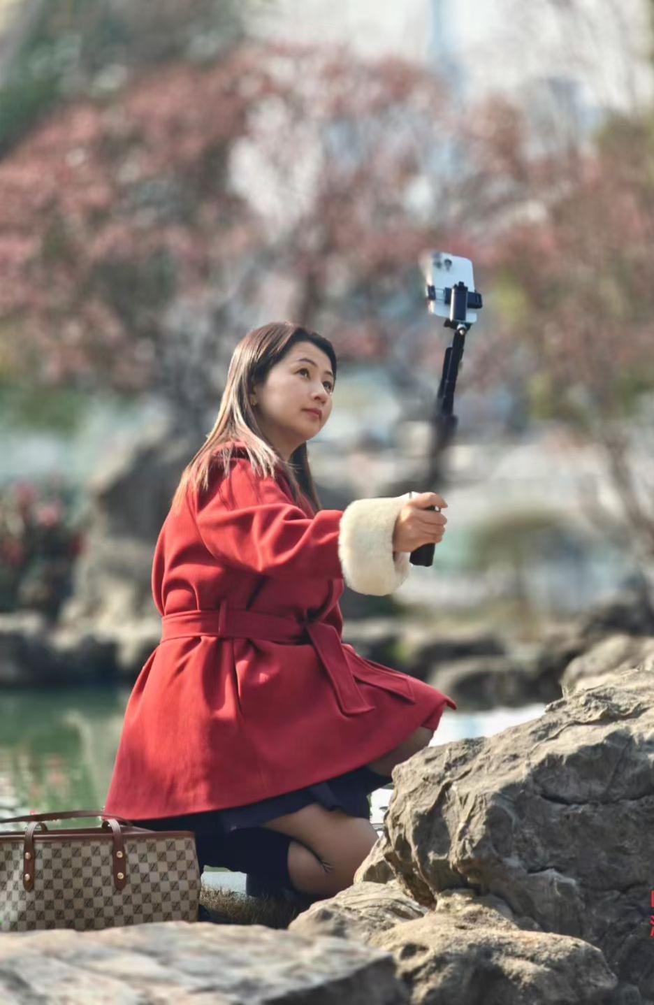 活得简单点，糊涂点，快乐就多一点
 
前几天跟我妈视频，她老人家正坐在院子里晒太