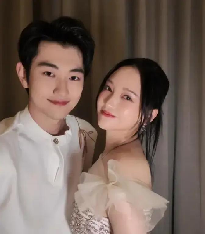 3年前，全网刷屏让她分手。昨天，500万人点赞祝她结婚。
 
冰岛极光下，他单膝