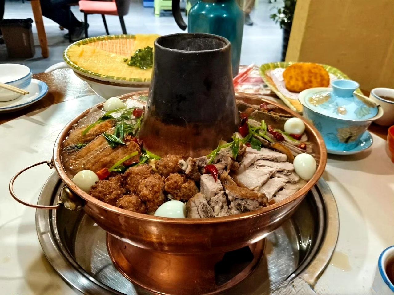 西宁真是美食天堂，这里的任何一家店感觉都好吃。
牛羊肉绝美，油辣子喷香，南方人来