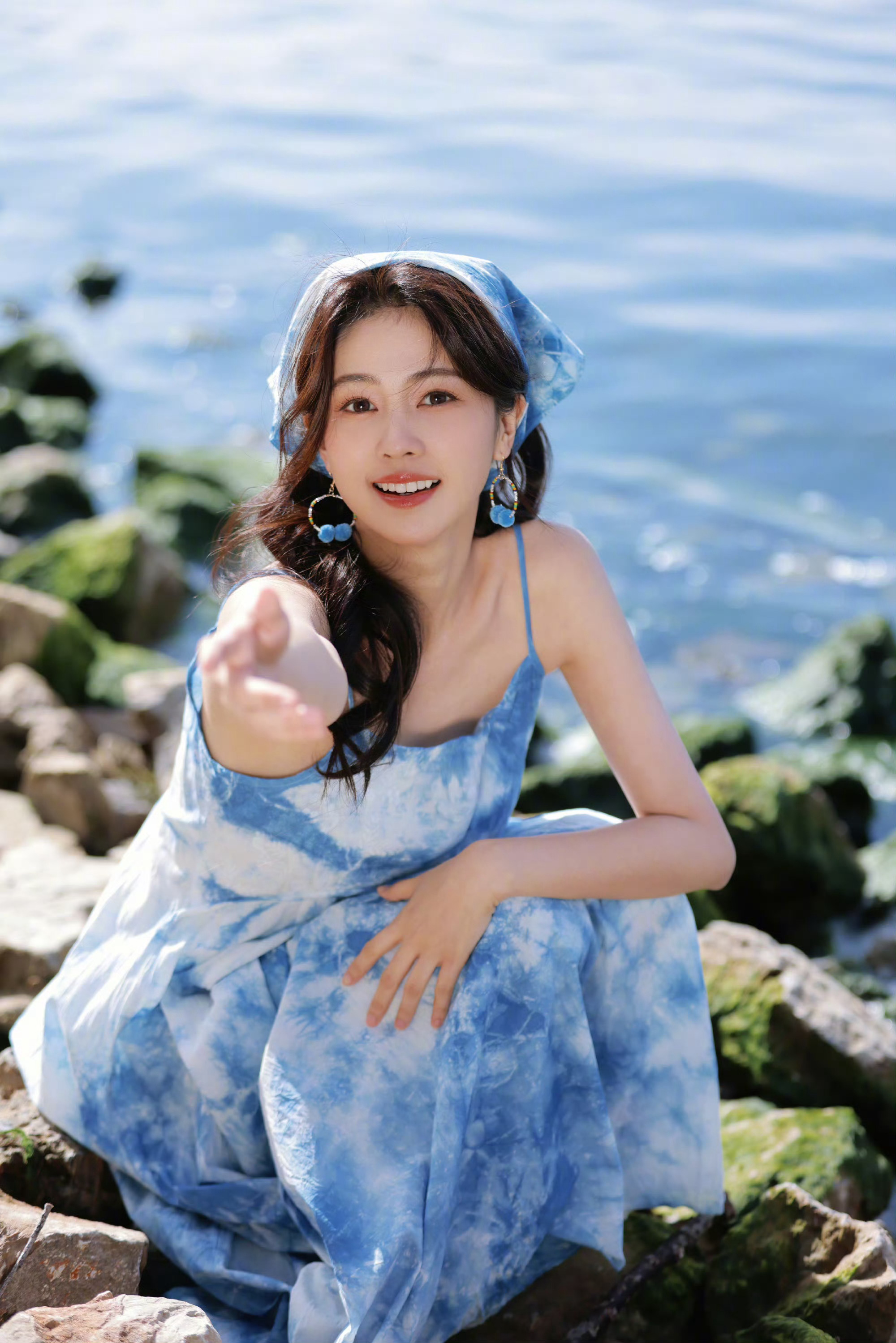 #白鹿扎染裙# 白鹿这套扎染裙好适合夏天啊，看的人哈特软软，好治愈的感觉[哇]碧