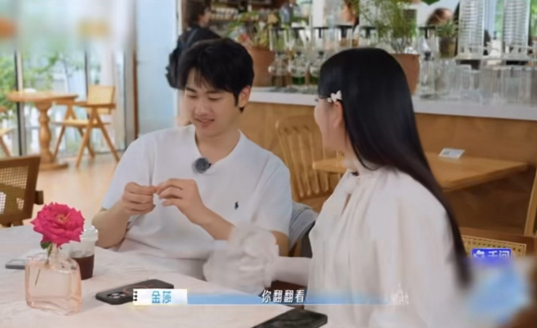 马頔孙丞潇翻白眼 孙丞潇翻白眼的同时手还摸着金莎，这动作组合真的绝了！一边输出表