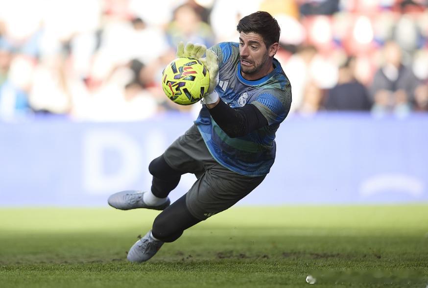 西甲第21轮比赛，库尔图瓦完成零封，帮助皇马客场2-0击败比利亚雷亚尔，赛后他接