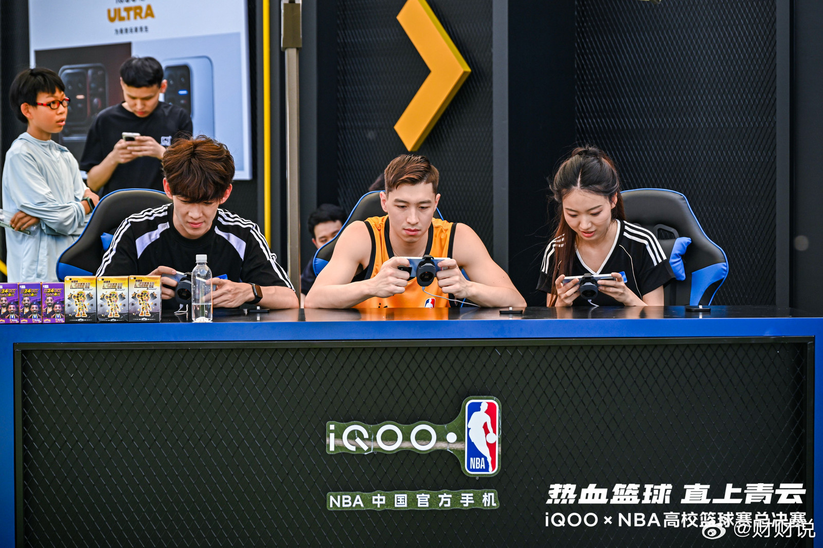 线下篮球赛场，线上指尖对决🏀iQOO×NBA高校篮球赛青云竞技台太有氛围感球员