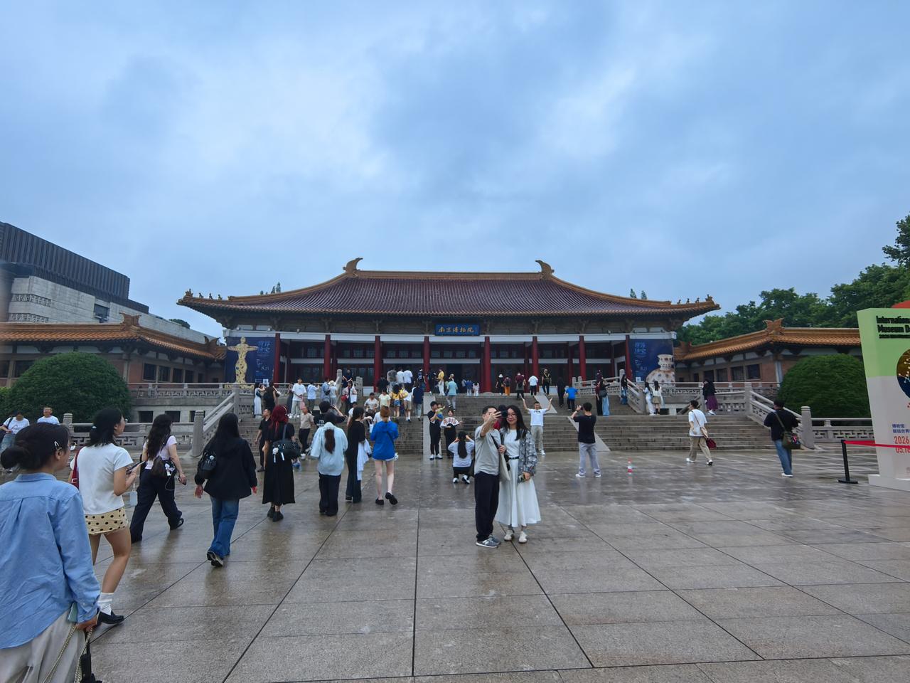 游客要慎防南京博物院外面野导游的套路！
每天在地铁站到南京博物院的路边，都有很多