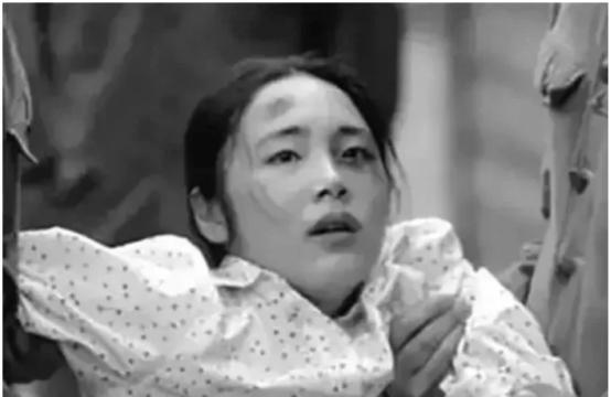 1942年，日军进村扫荡，看到一个漂亮的新媳妇，当即将她拖出来，10多名日军扑上