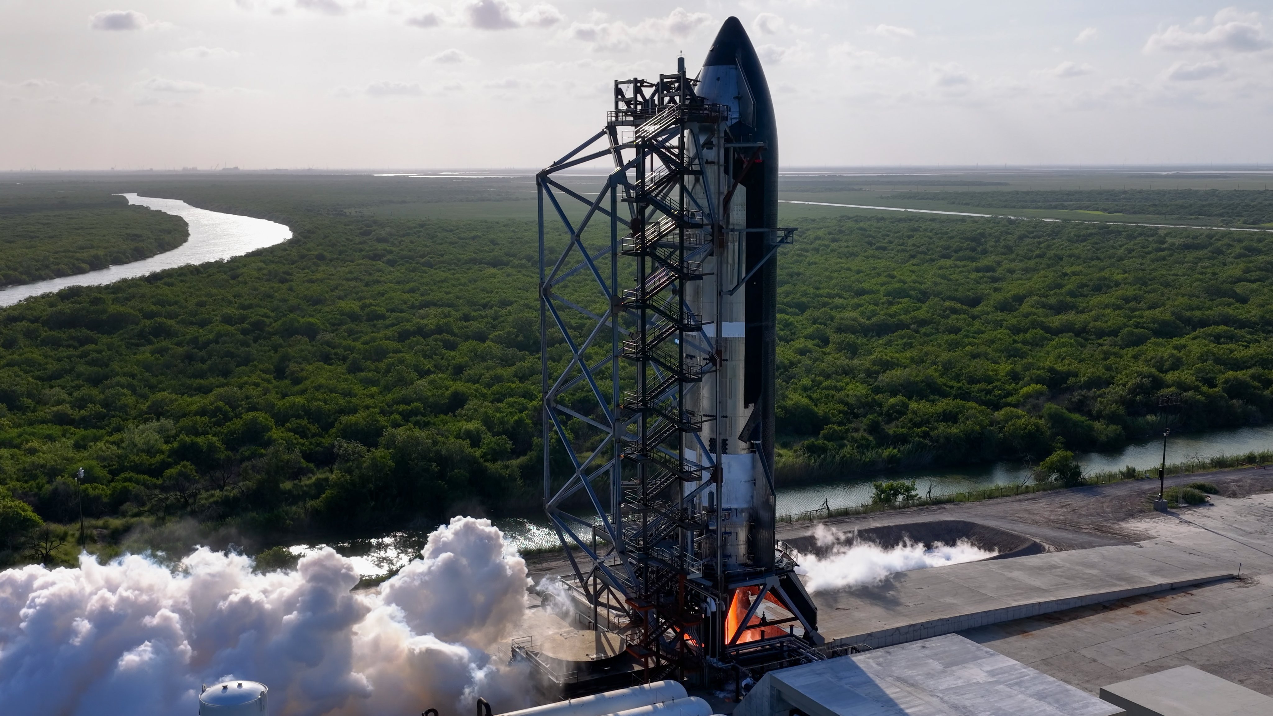SpaceX宣布Ship 40完成了单引擎全时长静态点火。 