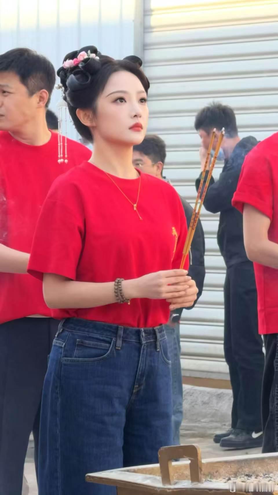 吴佳怡新剧凤影朱墙开机吴佳怡无缝进组 吴佳怡新剧正式开机，持续深耕角色一刻不停歇