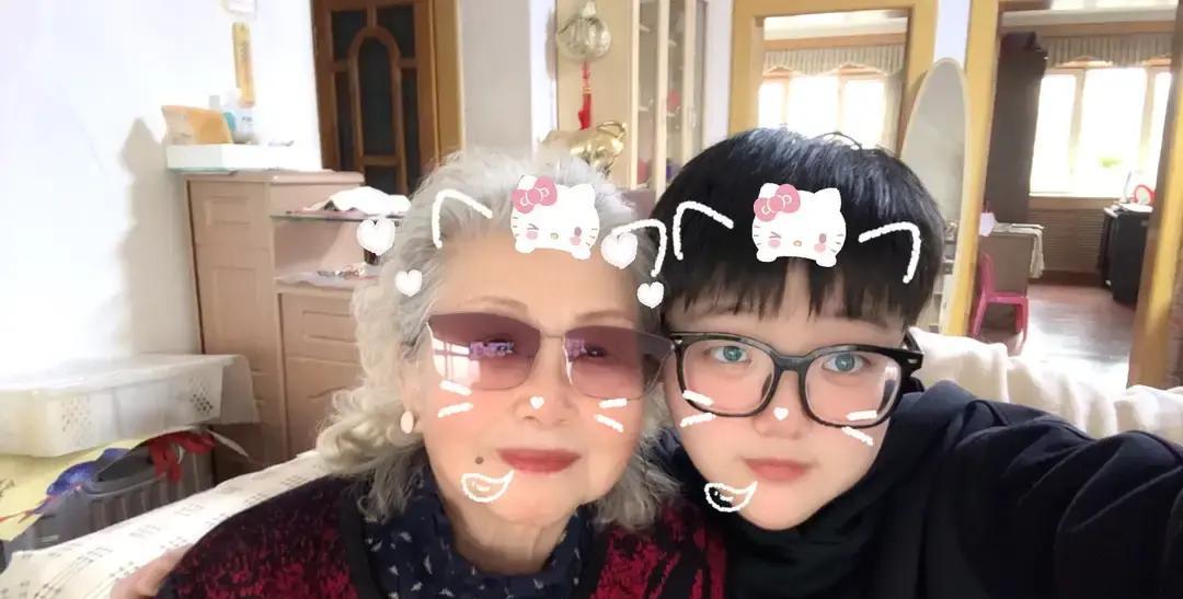 研二女生腊月二十九连夜赶回小城，除夕早上陪奶奶包饺子。

老太太从樟木箱掏出19