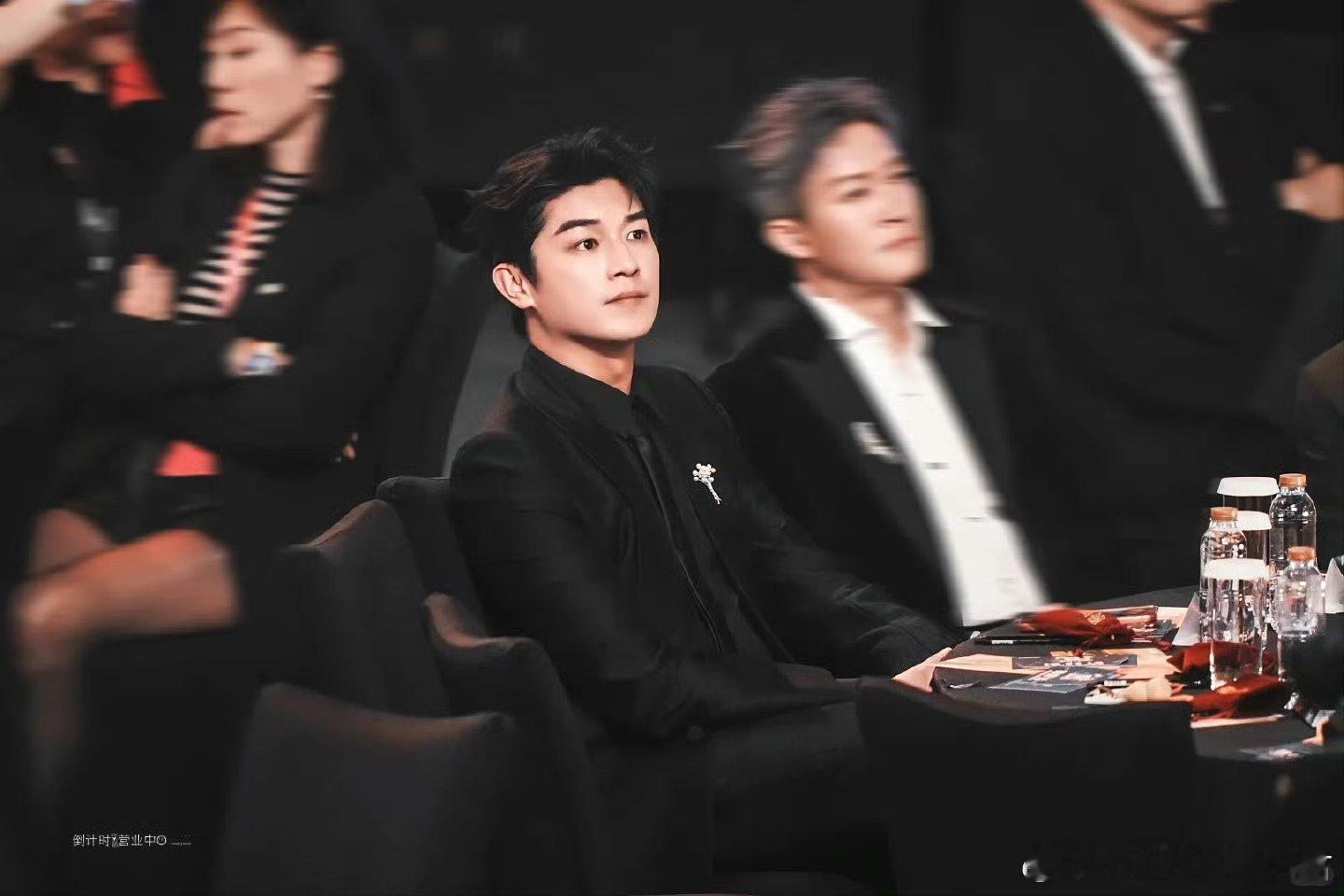 杨旭文领奖国外领完国内领 先是风尚引领奖，再到文荣奖年度品质青年演员，接着AAC