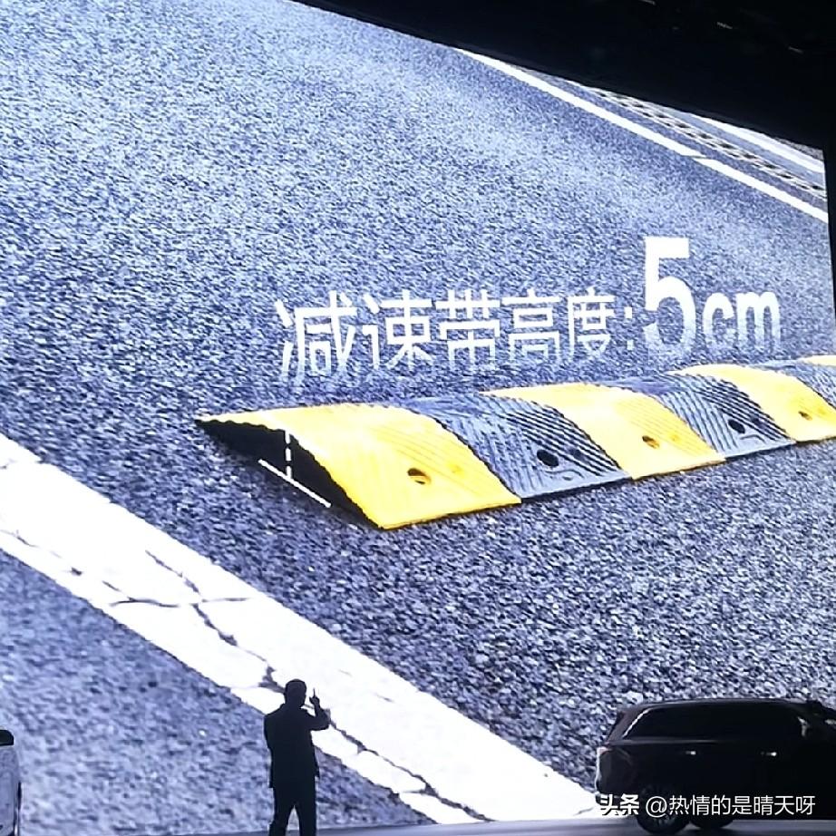 新一代问界M9发布会，可能车太过惊艳，被网络上一群黑子喷，发布会连续过多个5cm