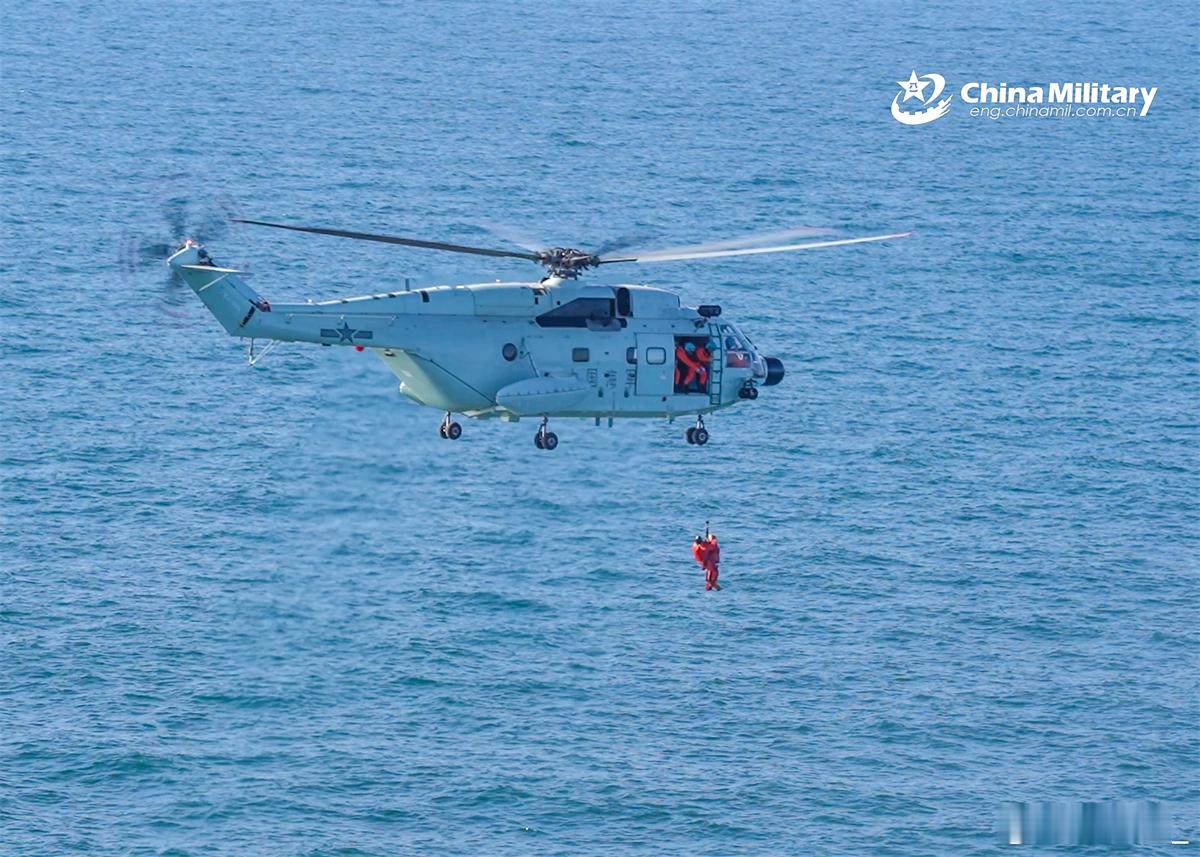 Z-8JH搜救演练：Z-8JH医疗救护机共4架，2008年入列。 