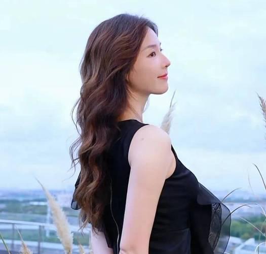 上联：郑板桥下瘦西湖
下联：施耐庵里吴佳尼（演员）