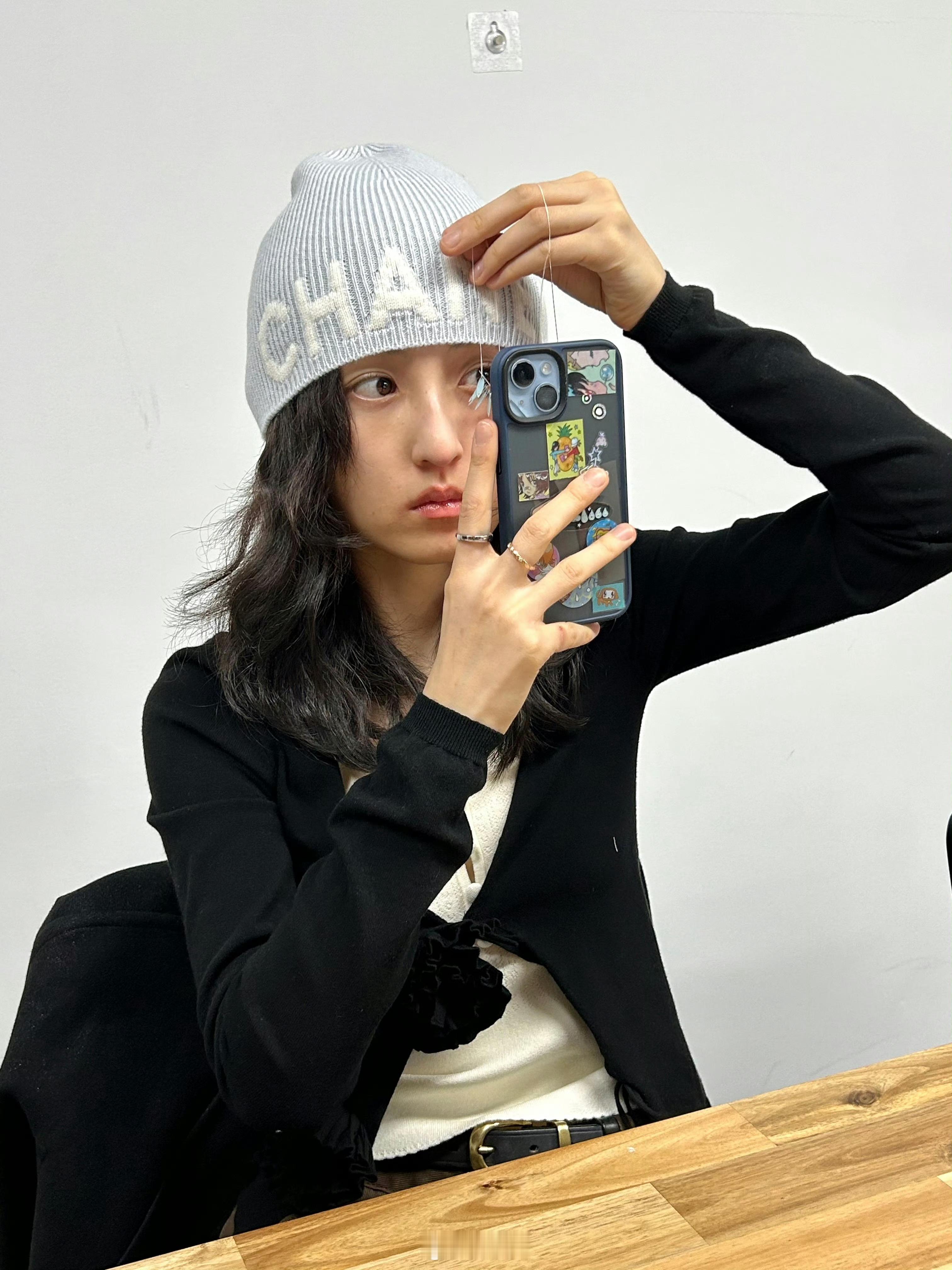 拍戏真是不容易啊，张子枫的手一看就气血不足而且全是伤痕，反观大彬子的手，无论何时