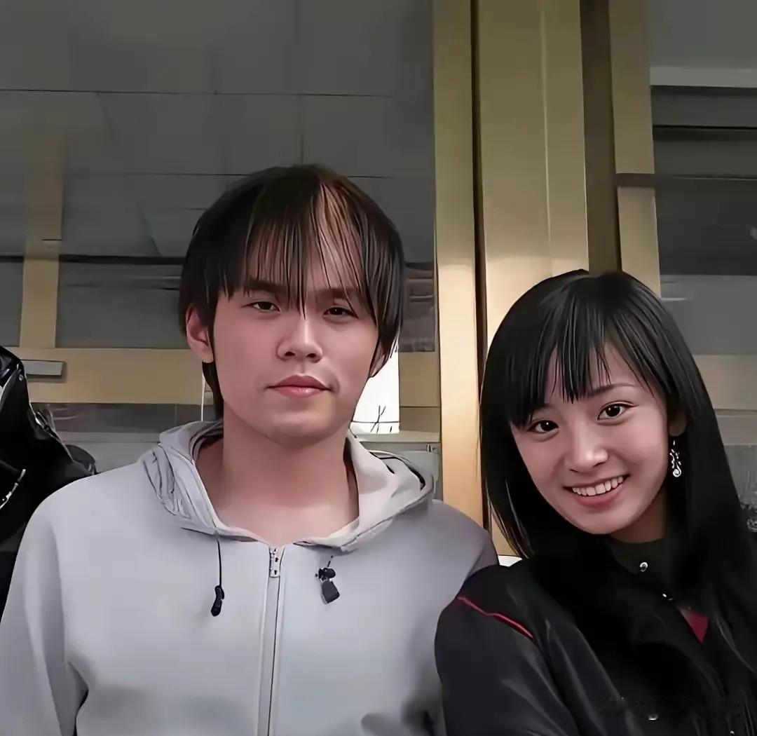 周杰伦和杨幂出道前
人不可貌相海水不可斗量
现在一位是炙手可热的大明星
一位是非