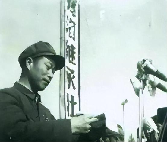 他判刑13年至死未平反，10万人送行墓前立百碑，百姓说不能忘了他。2004年5月