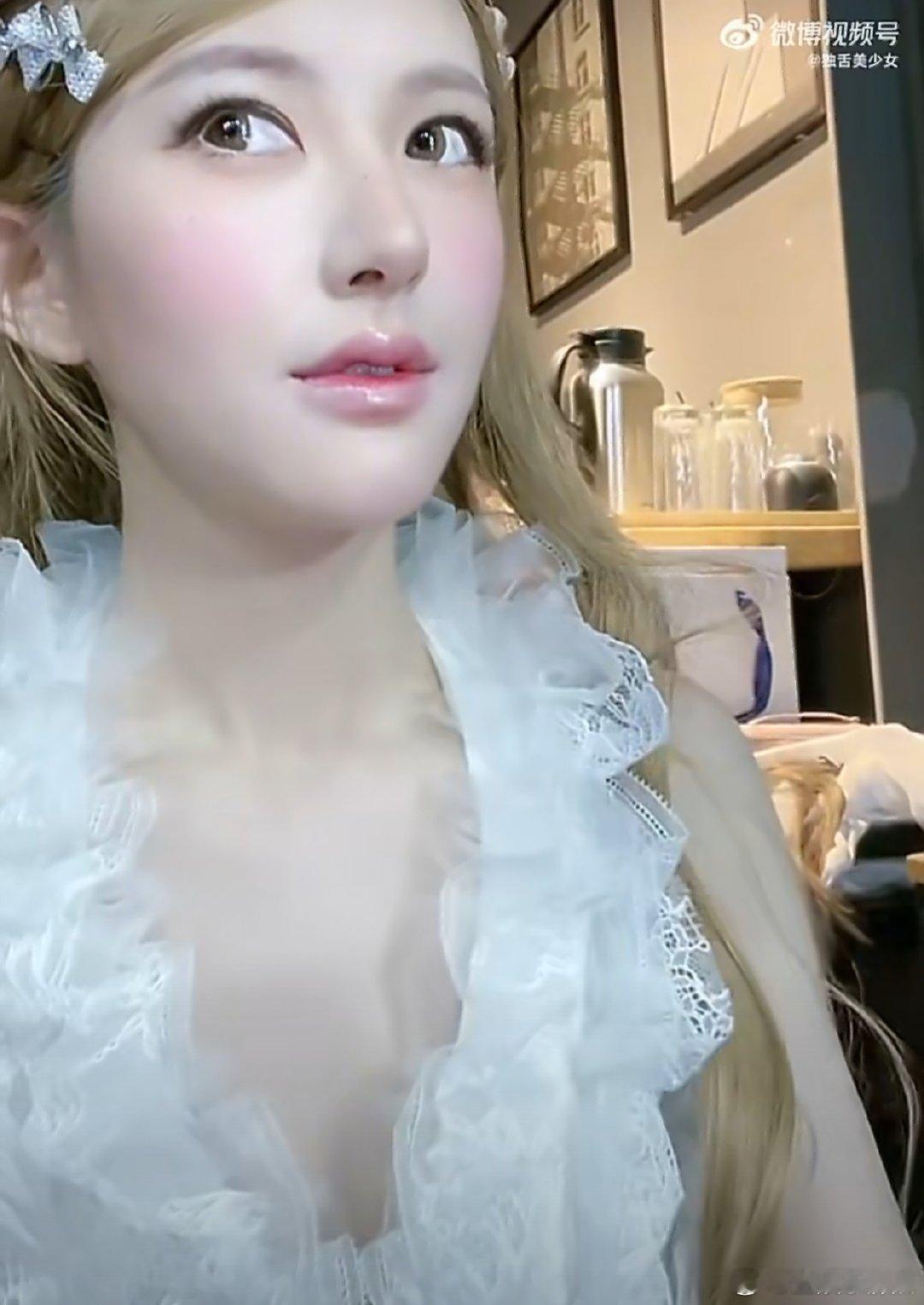 赵露思这是把芭比妆穿出了生活感吧，没有刻意凹造型，笑容自然，“老芭比”的称呼还很