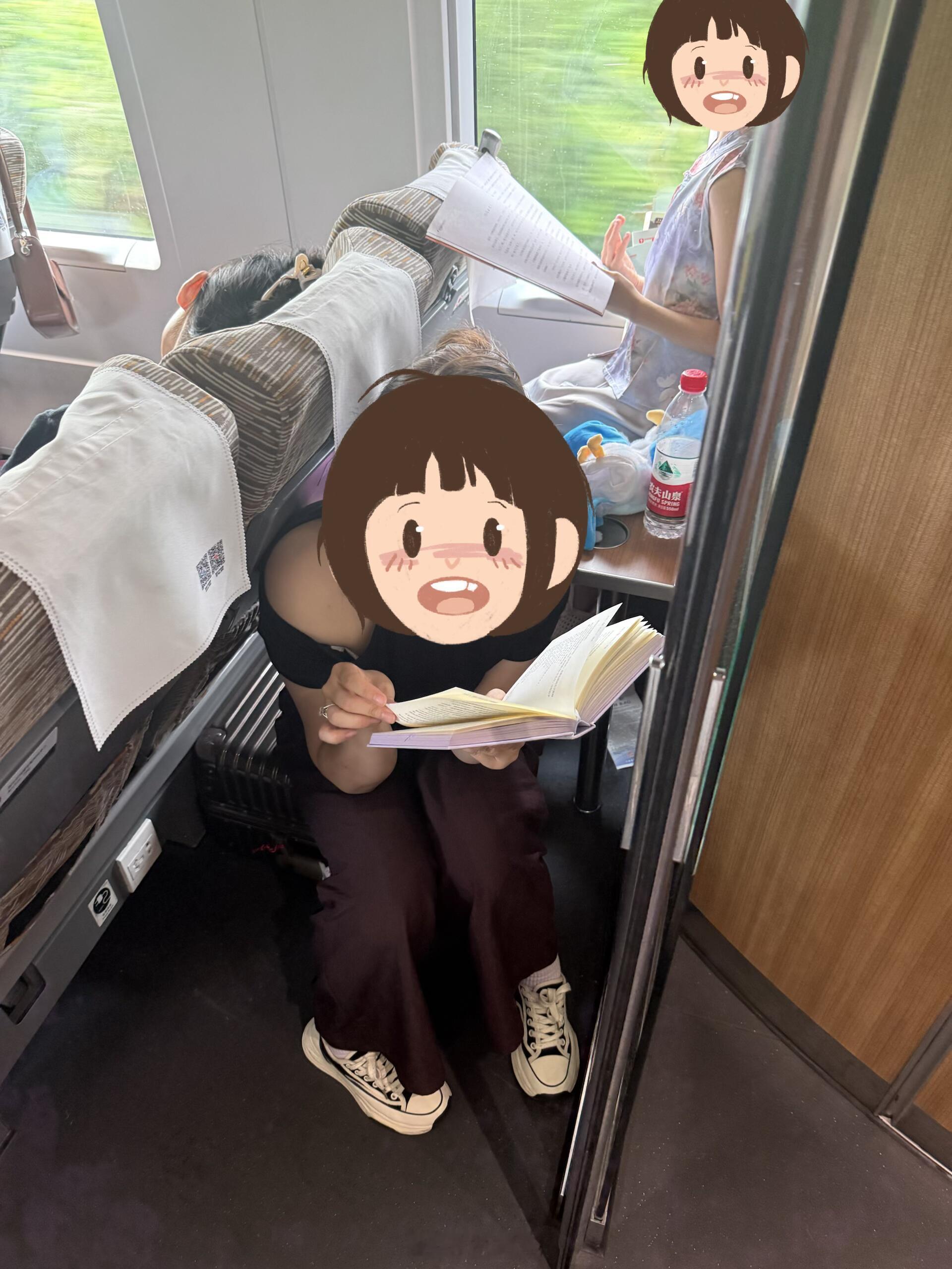 同志们，看看坐高铁的一对安静读书的神仙母女！就在那里安静的看书，不吵不闹，小姑娘