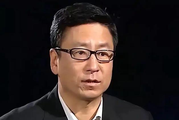 他是"央视一哥"，当之无愧的"天花板"，却被病痛折磨，体重暴跌，甚至坦言，不止一