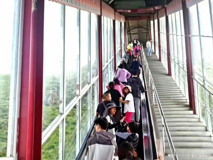 登天边云梯瞰四川若尔盖九曲金湾 乘“天边云梯”扶摇直上，俯瞰四川若尔盖黄河九曲，
