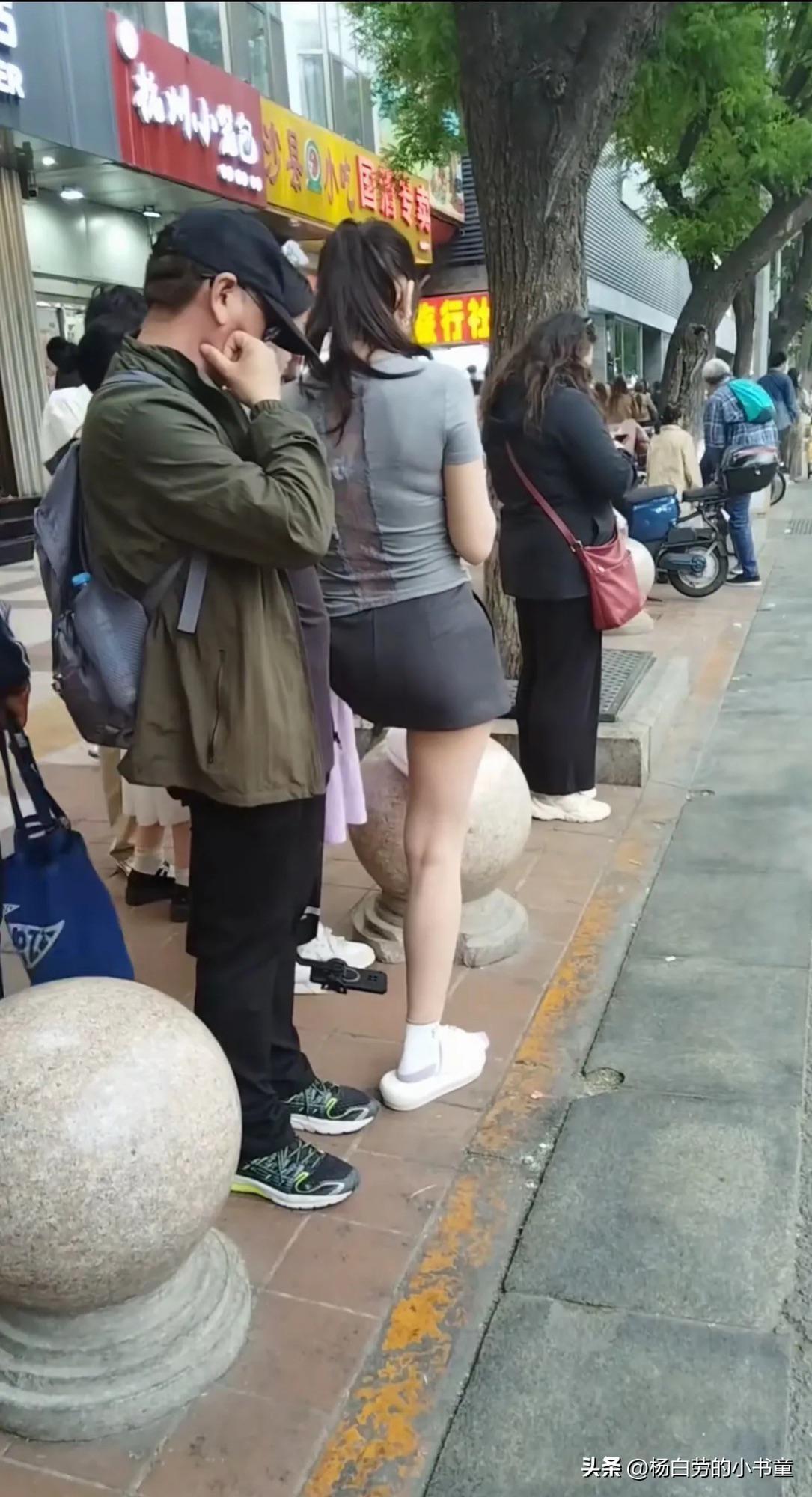 男子街头偷拍行为
是打110还是120
还是打他满地找牙
建议女生出门在外一定注