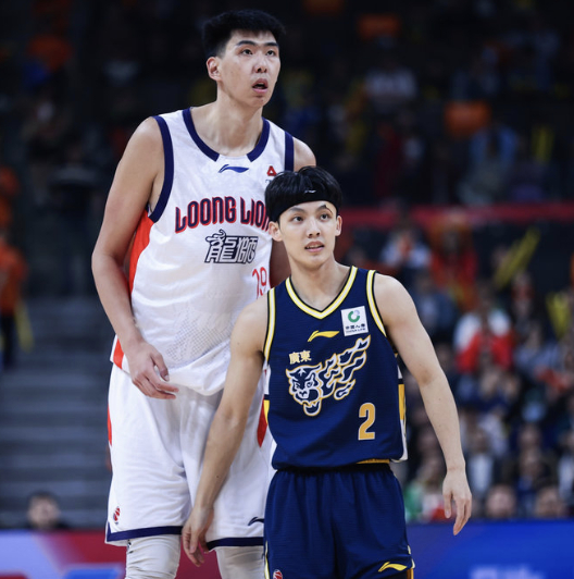 广东男篮vs龙狮男篮  好萌的身高差，2米26徐昕和1米79徐杰 