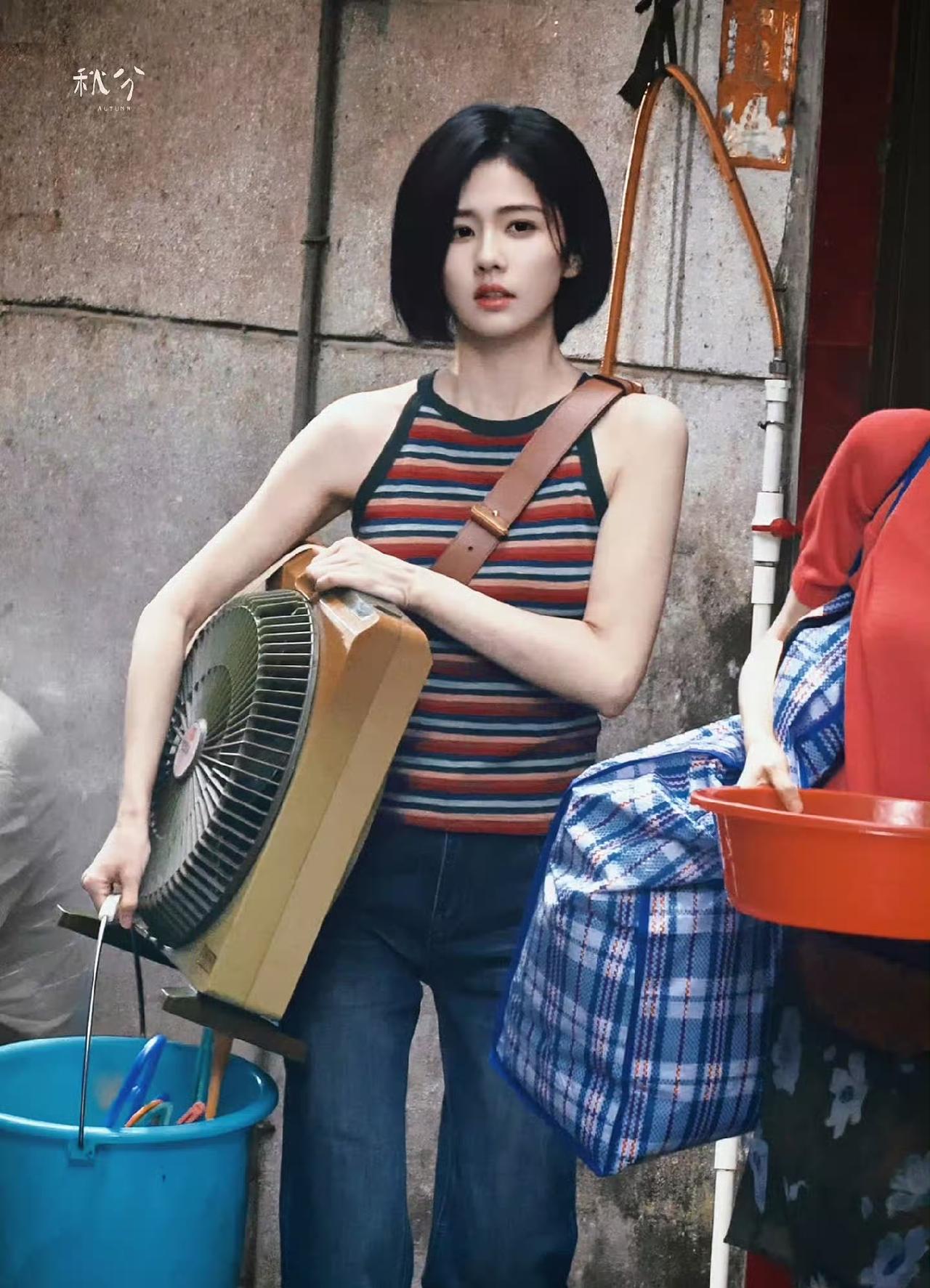 近日网友在家偶遇女演员白鹿，当时白鹿穿着无袖衣服，一只手拿着很有年代感的老式风扇