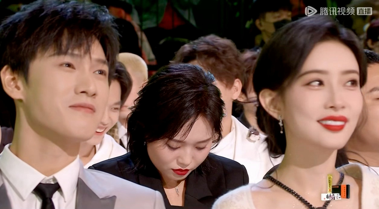 我勒个。。孟姐撒娇小林歪头这一下。。。 