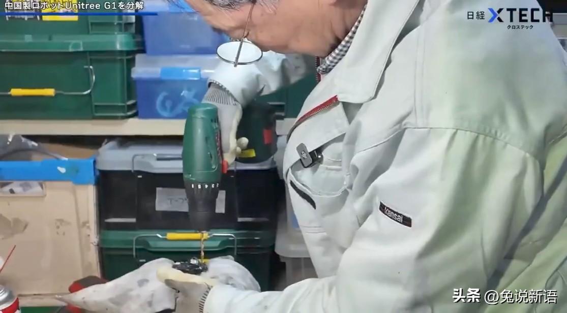 几名经验丰富的老技工使用工具小心翼翼地拆开了一台精美的机器人，他们如欣赏艺术品一
