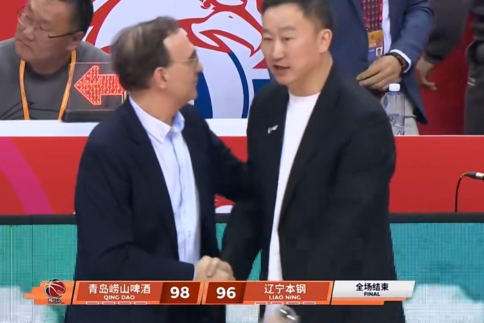 这球打的，看球的人精神都快扛不住了。最后还是辽宁队外援两罚不进决出的胜负青岛男篮