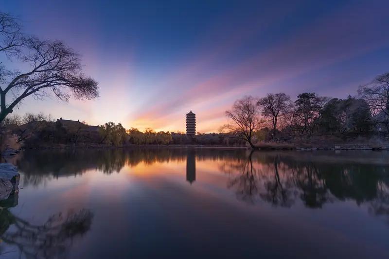 今天上午一个老师在开家庭教育讲座，刚开始会场一片混乱，直到这个老师说了一句话，整