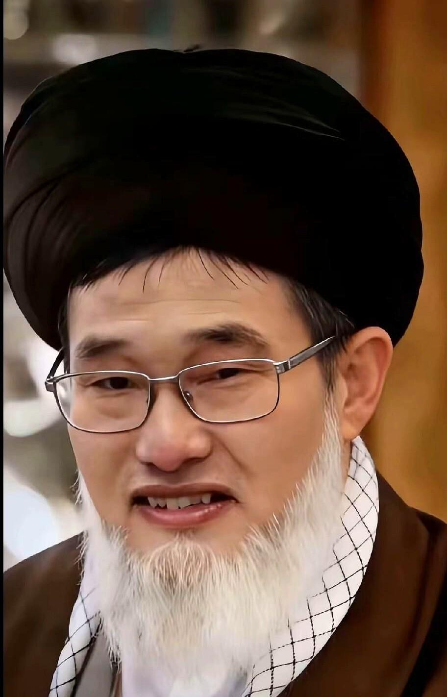 大衣哥朱之文这两天又被刷上热搜。
昨天还披甲当将军，转头就学起迈克尔·杰克逊，下