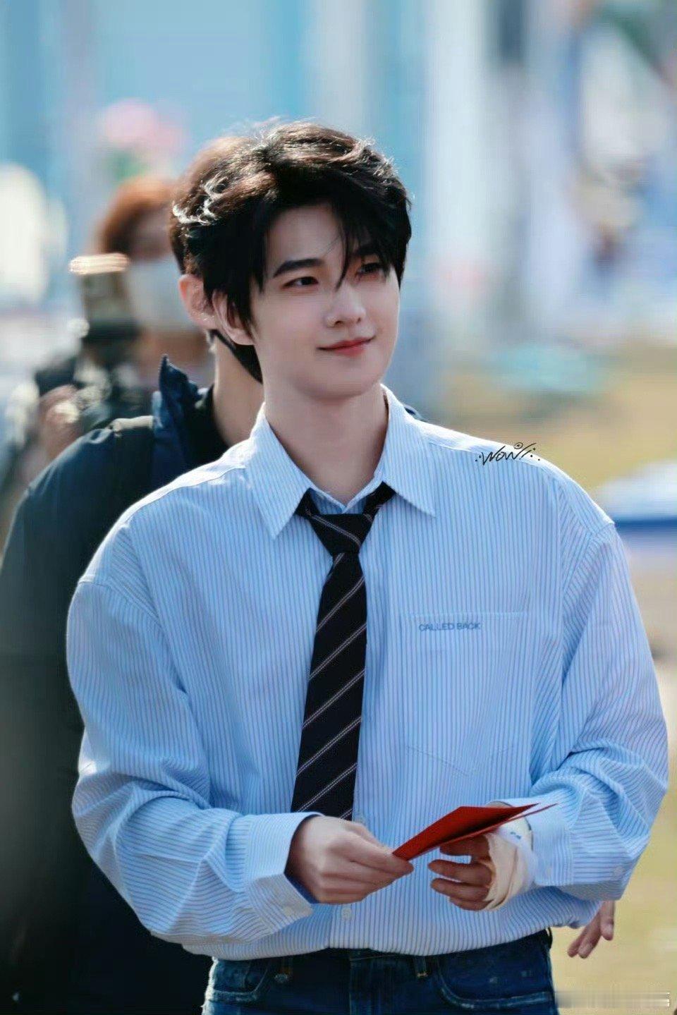 杨洋不让江山开机开机路透美神降临！杨洋深色外套+白衬衫，清冷少年感与帝王霸气象无