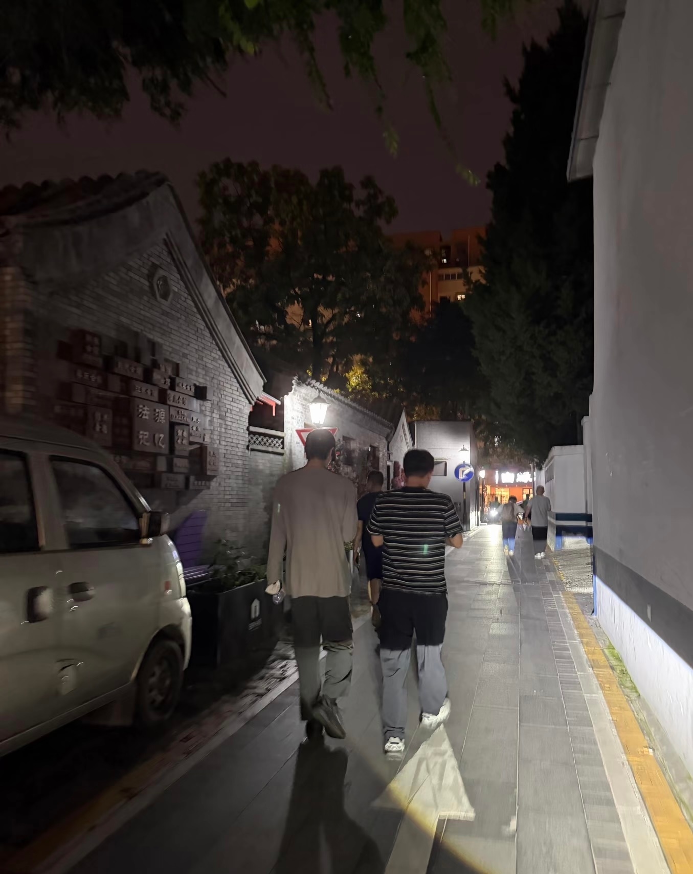 北京胡同偶遇宋威龙网友在胡同偶遇宋威龙 嗯，我一点都不羡慕