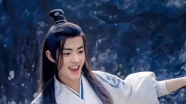 近日，梁家辉在接受采访时对青年演员肖战给予了高度评价，称其“非常努力”。梁家辉表
