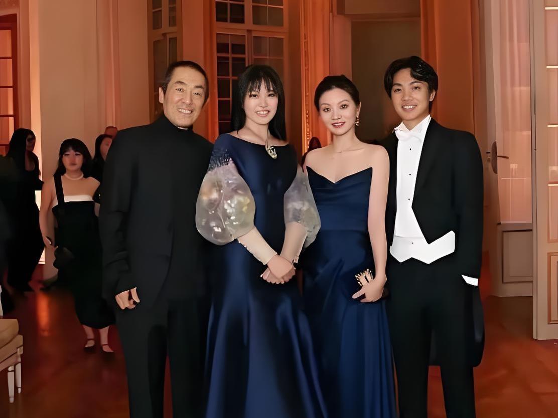 彻底破防！被骗几十年！张艺谋根本不是农家子弟，全家皆是深藏不露
 
长久以来，大