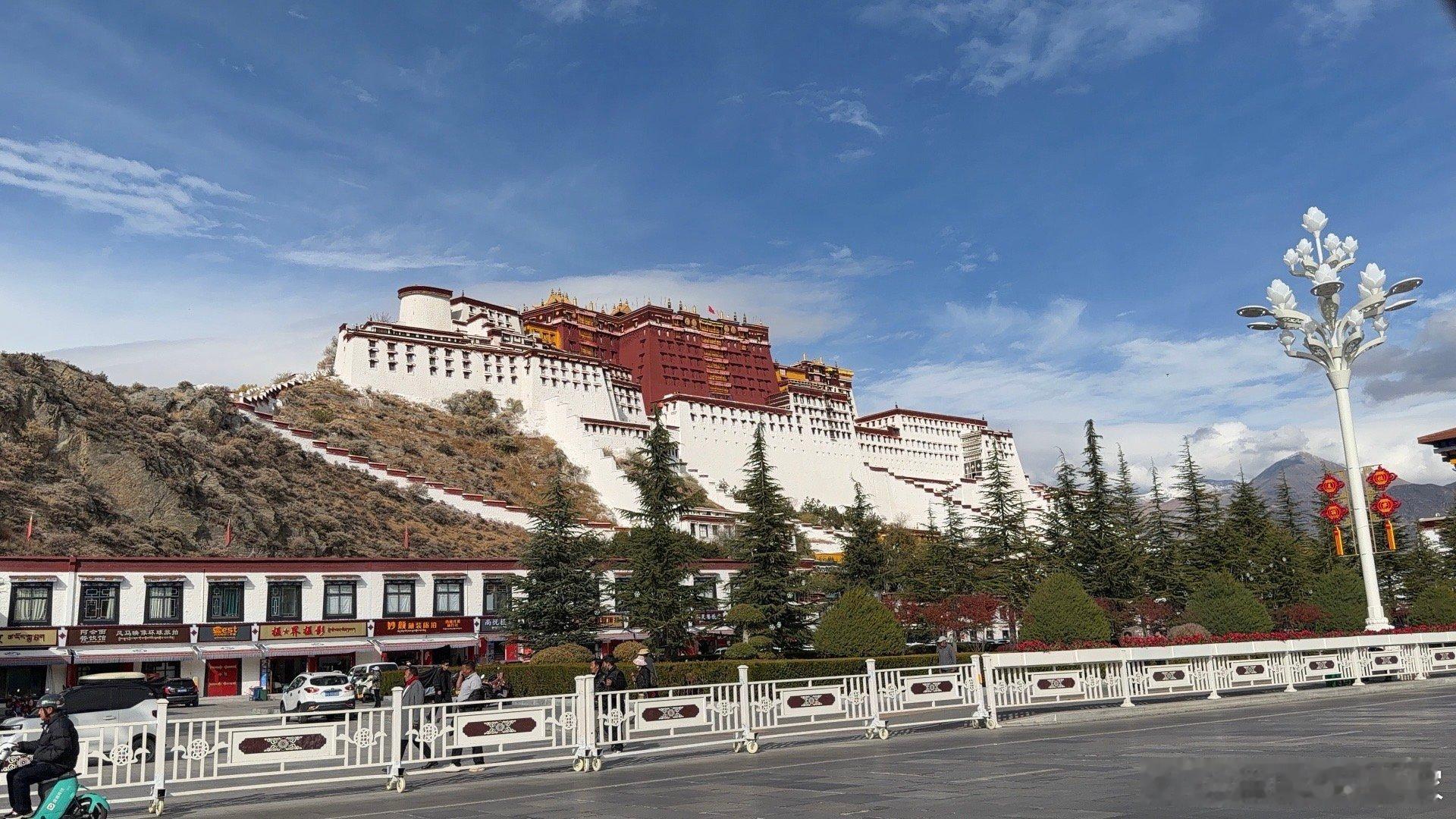 从今以后我要做一名旅行诗人驾着车，载着风把国道走成诗行让轮胎碾过迷茫从今以后雪山