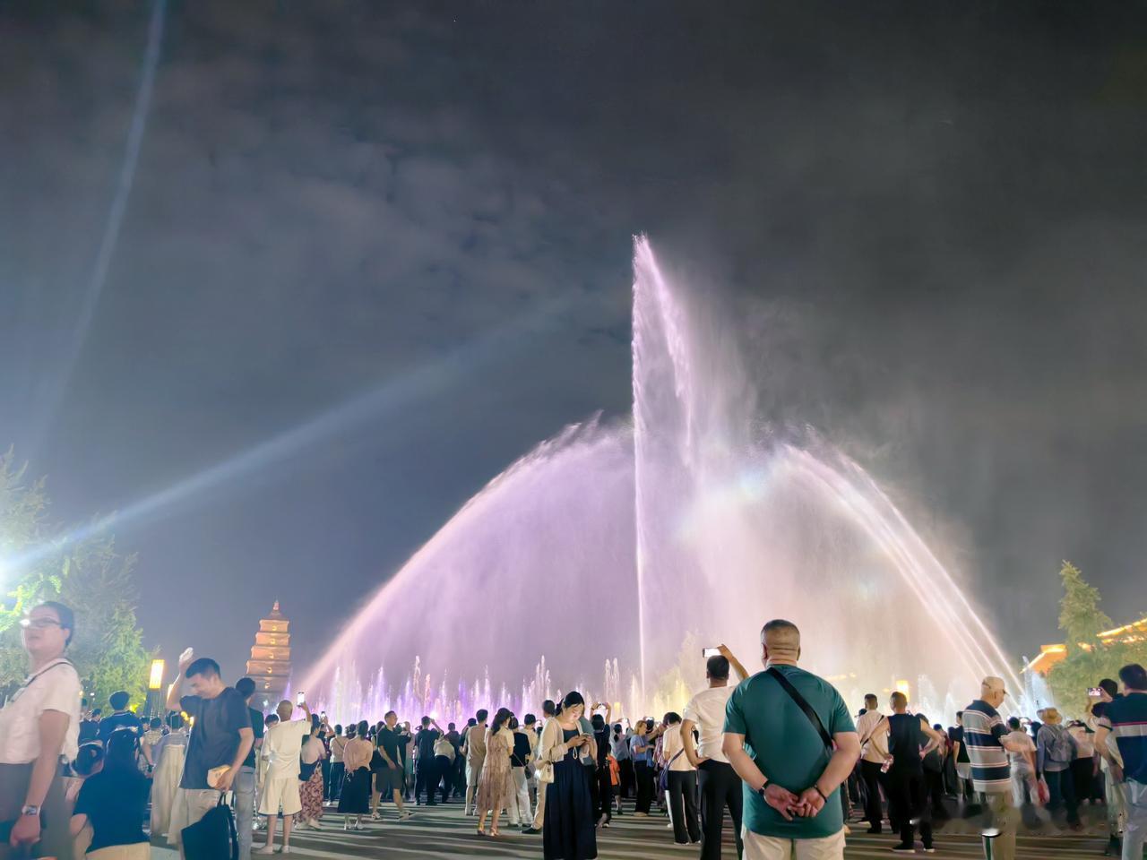 西安大雁塔广场音乐喷泉最壮观 ，震撼的场景我看绝对非晚上9点场次的，音乐喷泉晚上