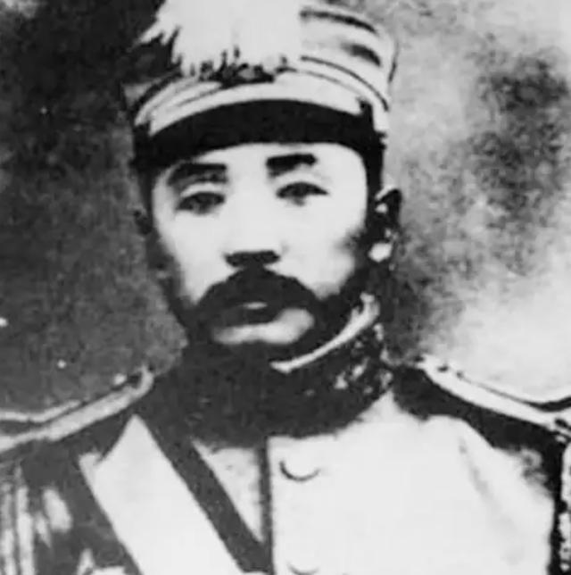 1894年，张作霖去于六家喝酒，中途于六去放水，谁料于六的小老婆二兰子竟然直接扑