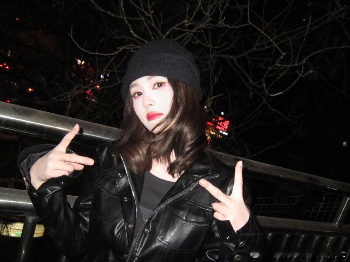 白鹿黑皮衣冷帽look白鹿allblack红唇白鹿最新造型上线！黑皮衣冷帽all