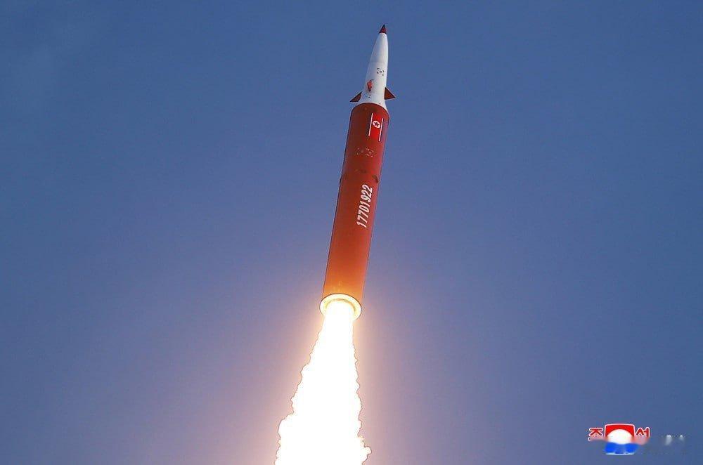 🔻🇰🇵朝鲜昨天发射的中程弹道导弹。🔻朝鲜能搓二级固体火箭助推器和机动弹头