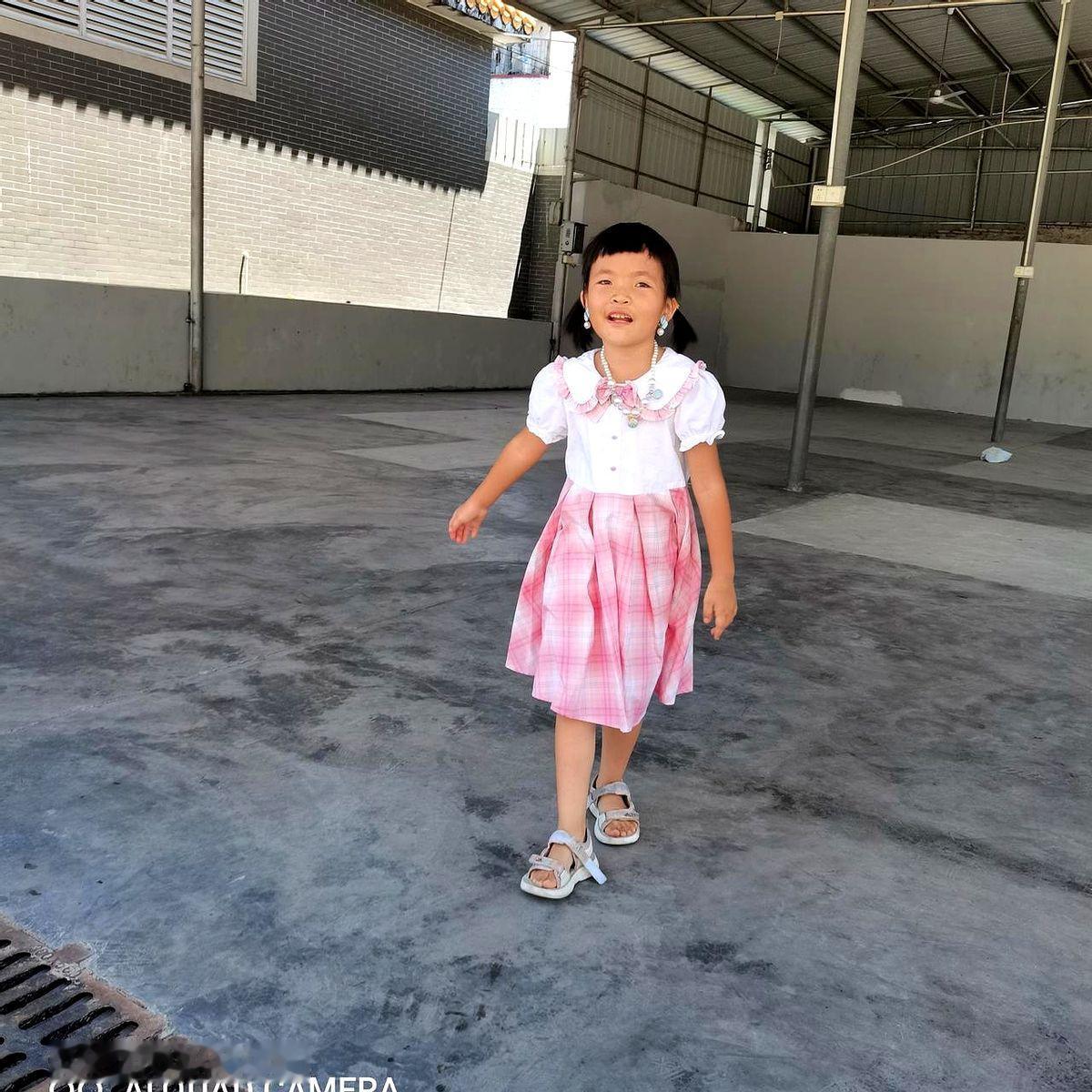 粉丝宝妈又寄来裙子，感谢这位宝妈[比心][比心]
看着群里已经有九个学生接龙交钱