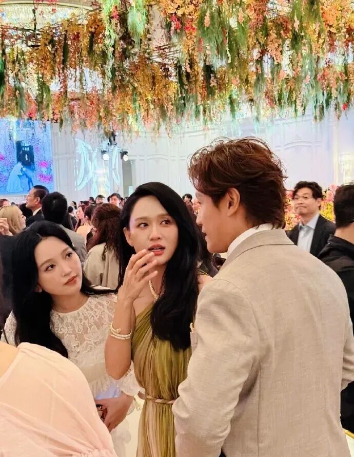 奚梦瑶、何猷君举办婚礼答谢宴，奚梦瑶身穿婚礼同款高定，黄晓明、陈乔恩、古巨基等明星出席送祝福