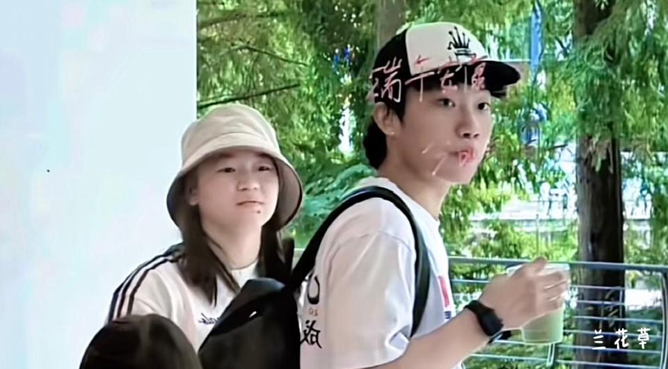 全红婵的现生图。  
没有长胖，反而瘦了。  
喜欢这样的婵宝吗？清清爽爽，干干