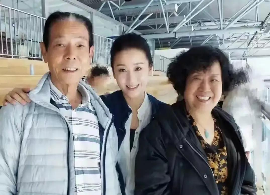 西安老巷里的槐树又开花了，48岁的苗圃挽着丈夫陈义红的胳膊，笑得像个偷喝了蜂蜜水