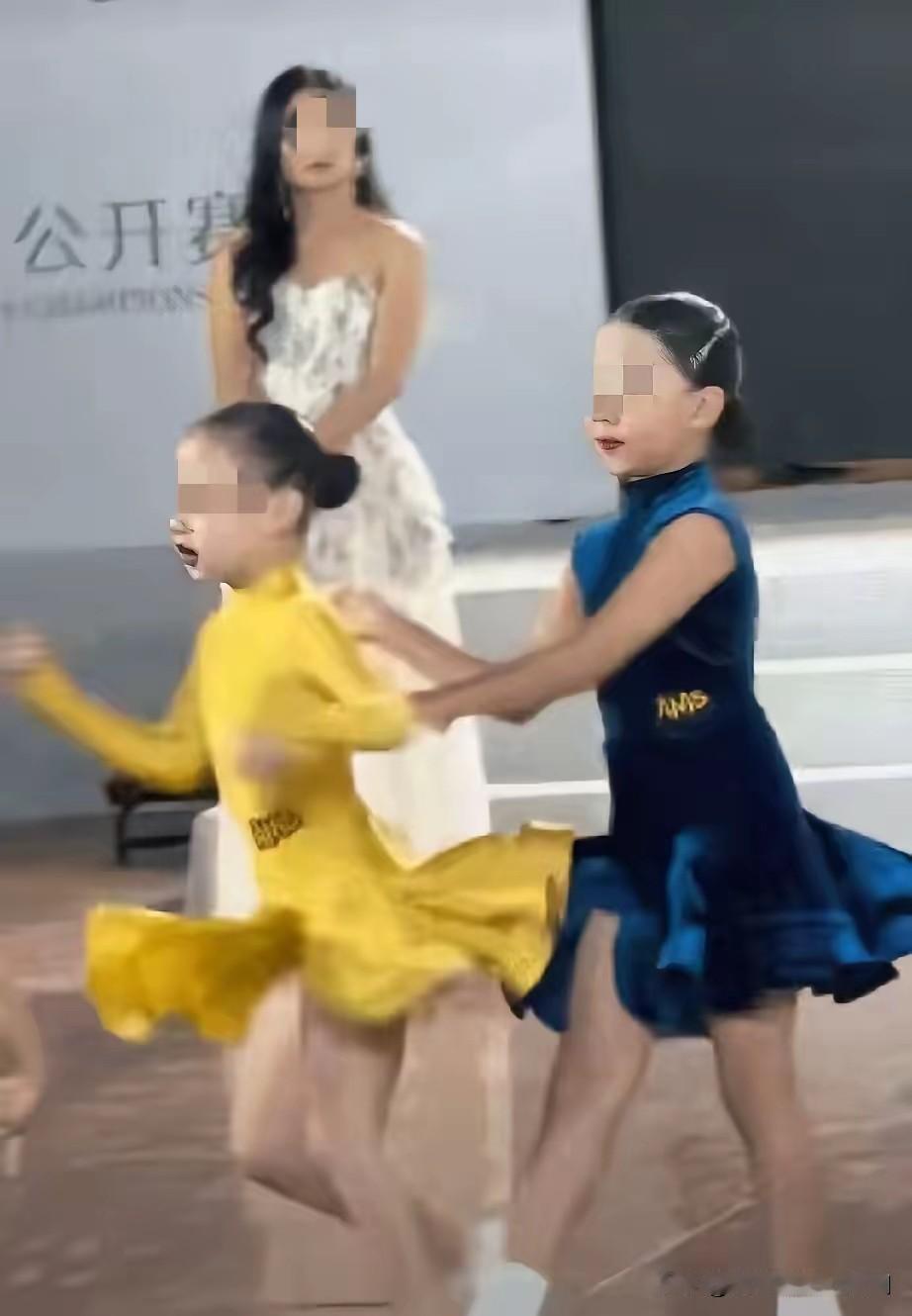 7岁女孩为这场拉丁舞比赛练了8个月，膝盖上青一块紫一块。上场后，她的舞被另一个女