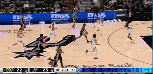 什么叫艺高人胆大
福克斯这个球就是最好的解释。
福克斯持球进攻，处于掘金的包围圈