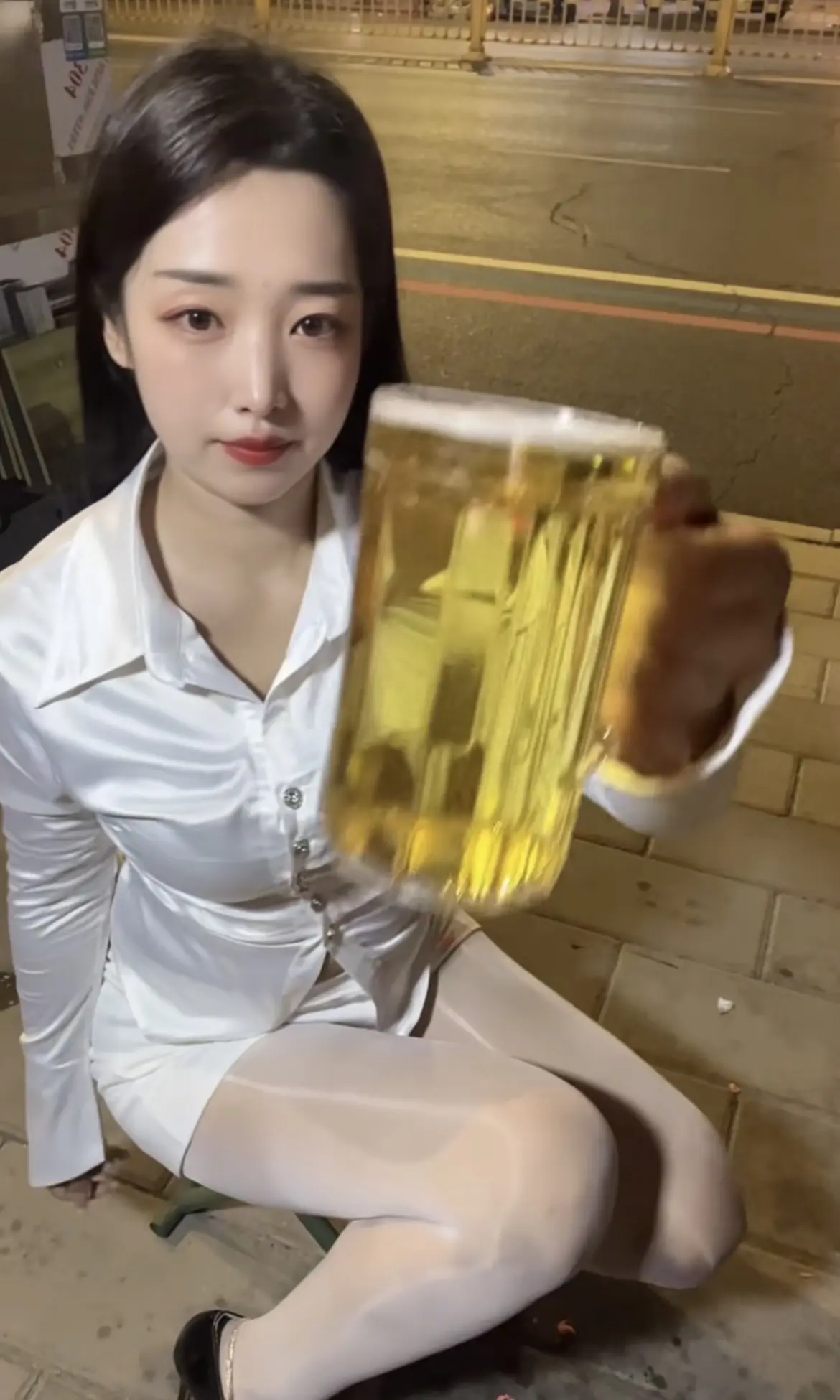 饮酒做俗人，几杯能释怀。过眼云烟在，人间不白来。微醺时刻