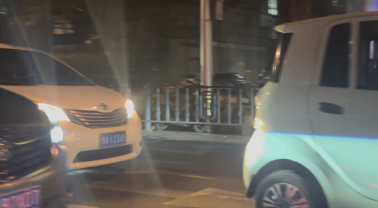 模糊的背景.清晰的实力